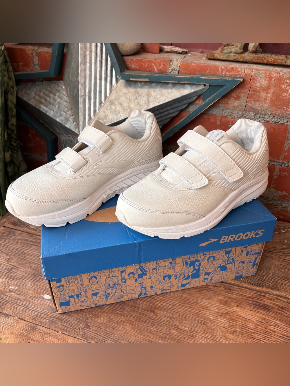 Brooks Addiction Walker 2 Slip Resist White Leather Shoes Womens Size 8.5 Wide D